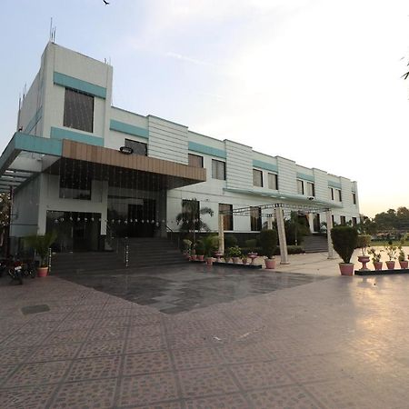 Oyo 33387 Laxmi Lawn And Resort Suite Lucknow Eksteriør billede