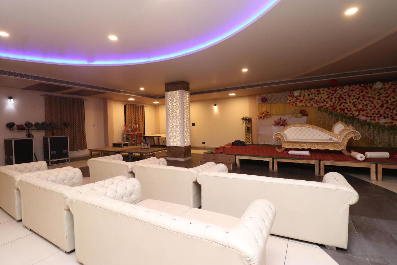 Oyo 33387 Laxmi Lawn And Resort Suite Lucknow Eksteriør billede