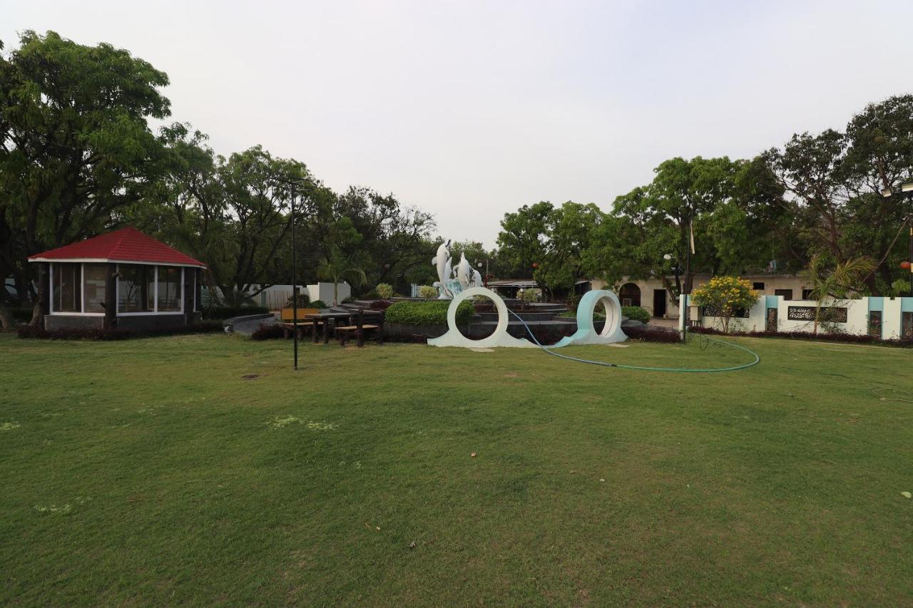 Oyo 33387 Laxmi Lawn And Resort Suite Lucknow Eksteriør billede